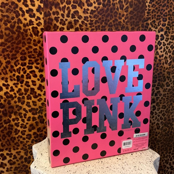 VS Pink - Picture 3 of 10